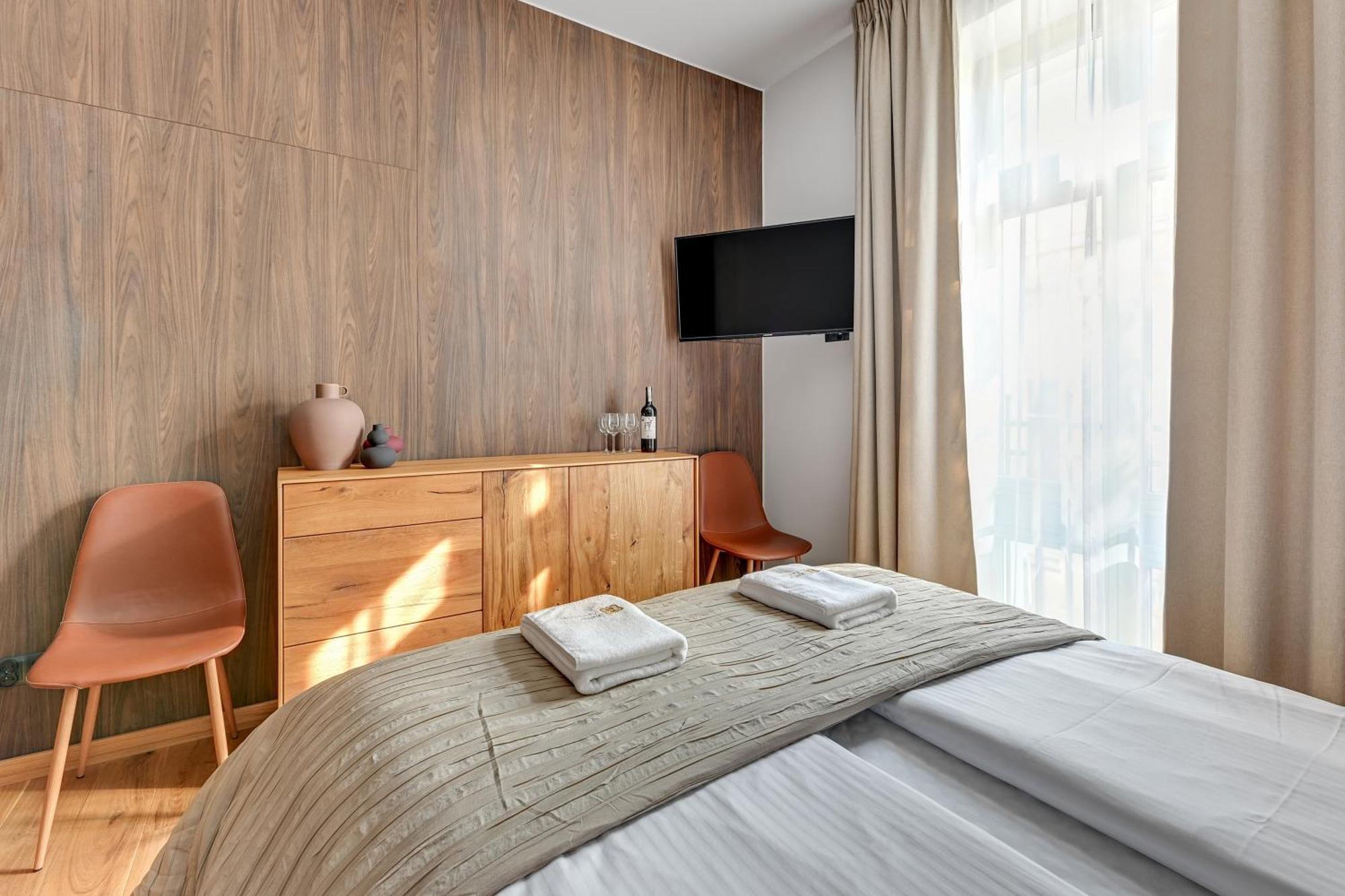 Apartment Dr - Side