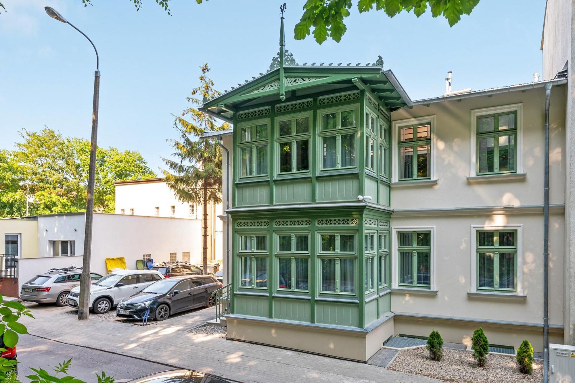 Apartment Dr - Side